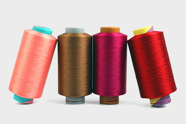 Ano ang pagkakaiba sa pagitan ng bulky yarn at core-spun yarn?
