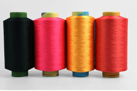 Ano ang mga pagkakaiba sa pagganap sa pagitan ng iba't ibang uri ng polyester yarns?